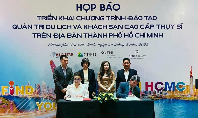 A press conference to announce the launch of the Swiss Executive Hospitality Training (Swiss EHT) programme (Photo: nongnghiepmoitruong.vn)