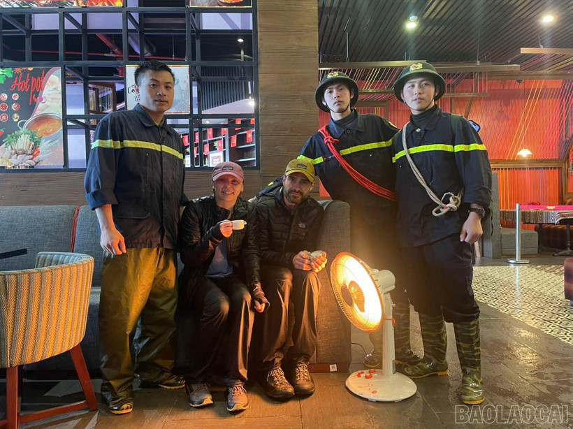 Members of the search team and the two German tourists who had gone missing in the forest. (Photo: baolaocai.vn)