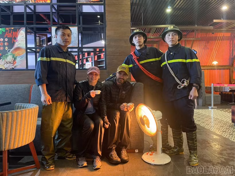Members of the search team and the two German tourists who had gone missing in the forest. (Photo: baolaocai.vn)