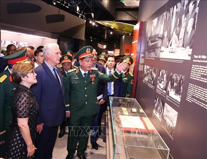 From left: First Secretary of the Communist Party of Cuba Central Committee and President of Cuba Miguel Díaz-Canel Bermúdez (2nd) and his spouse Lis Cuesta Peraza (1st) at the Vietnam Military History Museum in Hanoi on August 31. (Photo: VNA)