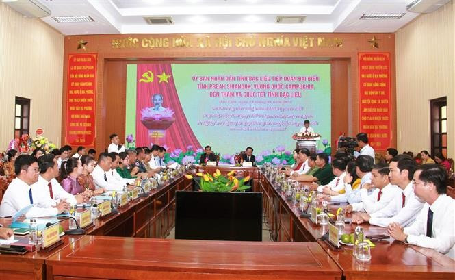 The meeting between Bac Lieu province representatives and the working delegation of Cambodia’s Preah Sihanouk province on January 14. (Photo: VNA)