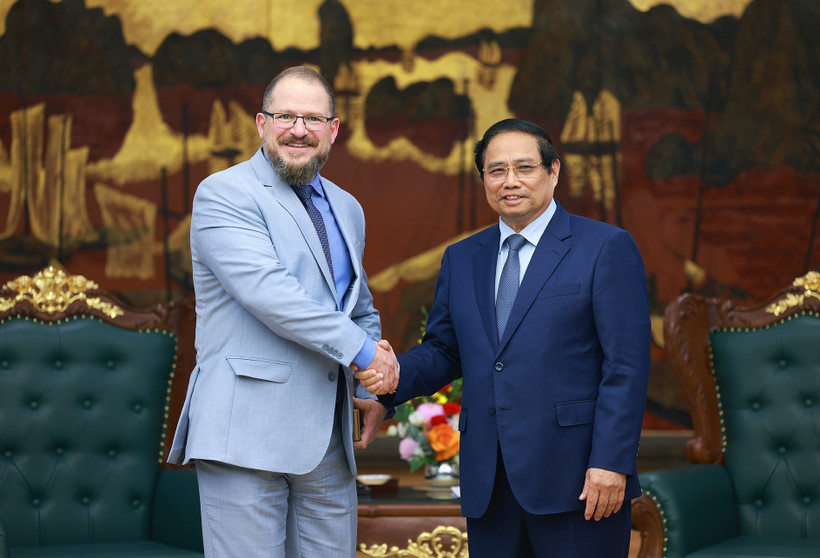 PM Pham Minh Chinh (R) and Qualcomm President and CEO Cristiano Amon (Photo: VNA) 