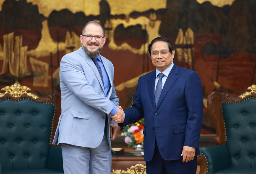 PM Pham Minh Chinh (R) and Qualcomm President and CEO Cristiano Amon (Photo: VNA) 