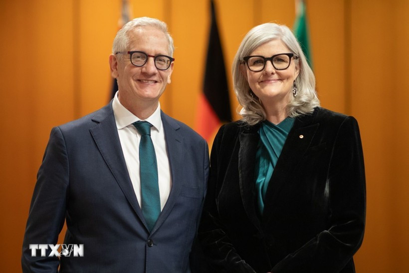 Australian Governor-General Sam Mostyn (R) and her spouse (Photo: VNA)