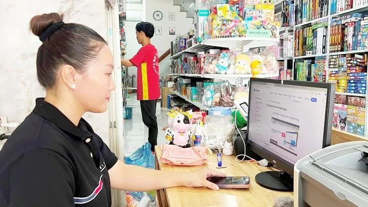 A shop owner uses sales software. Starting June 1, business households with large annual revenues will be required to transition from lump-sum tax payments to tax payments based on actual revenue. (Photo: tuoitre.vn)