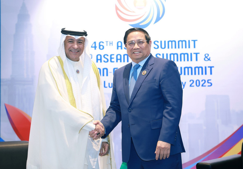 PM Pham Minh Chinh (R) and GCC Secretary-General Jasem Mohamed Al-Budaiwi (Photo: VNA