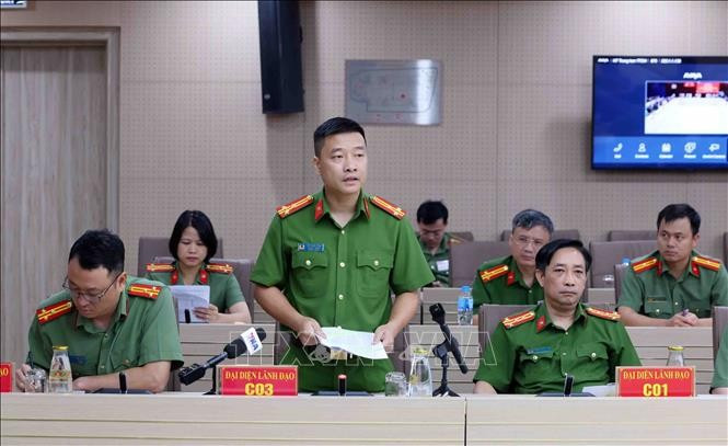 Lieutenant Colonel Vu Thanh Tung, Deputy Director of the The Police Department for Corruption, Smuggling and Economic Crimes under the Ministry of Public Security, answers questions from reporters. (Photo: VNA)