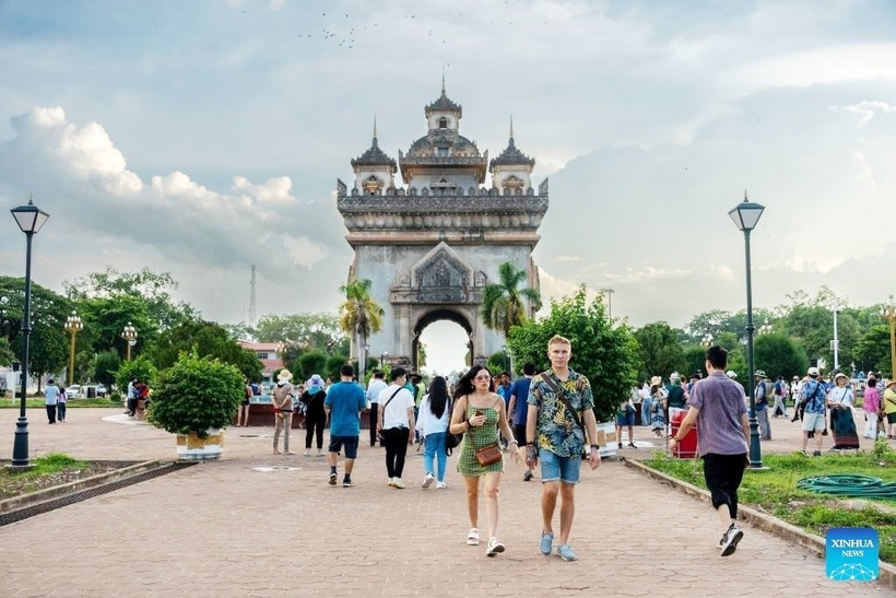 Foreign tourists visit Laos. (Photo: Xinhua)
