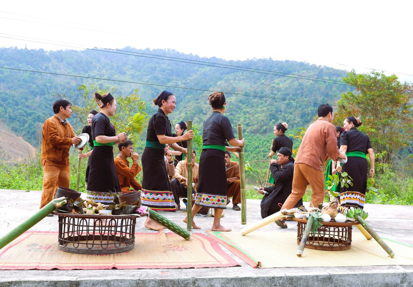A ritual of the O Du ethnic people during the ceremony to welcome the first thunder of the year. (Photo: VNA)