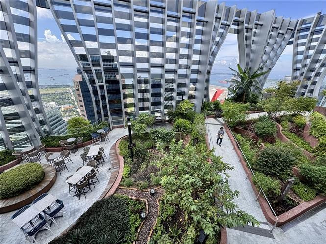Green space in a building in Singapore. (Photo: VNA)