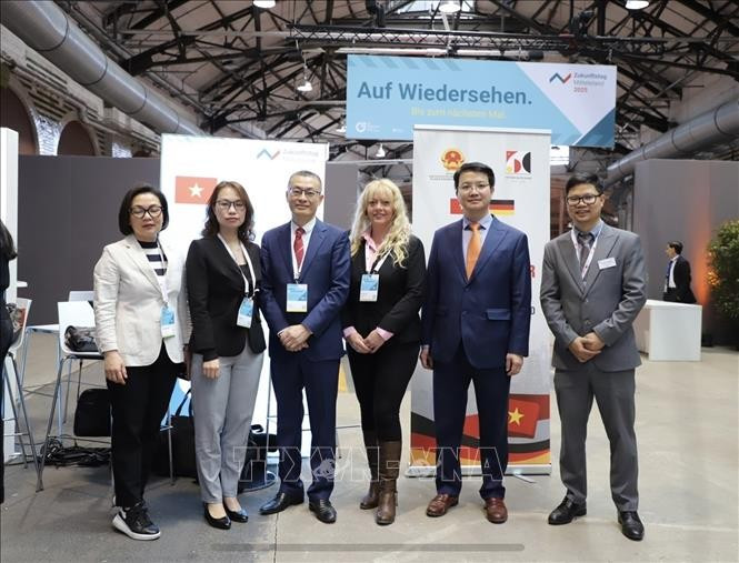 Vietnamese Ambassador to Germany Vu Quang Minh (third from left) and representatives of Vietnamese companies at the BVMW's event. (Photo: VNA)