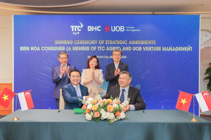 Mr. Huynh Van Phap – Vice Chairman of Bien Hoa Consumer (Commercial Center), and Mr. Thng Tien Tat – Executive Director of UOBVM, signed the strategic agreements, witnessed by Mr. Pang Te Chang – Consul General of Singapore (standing on the left), Mrs. Dang Huynh Uc My – Chairlady of AgriS (standing in the center), and Mr. Seah Kian Wee – CEO of UOBVM (standing on the right) (Photo: Bien Hoa Consumer)