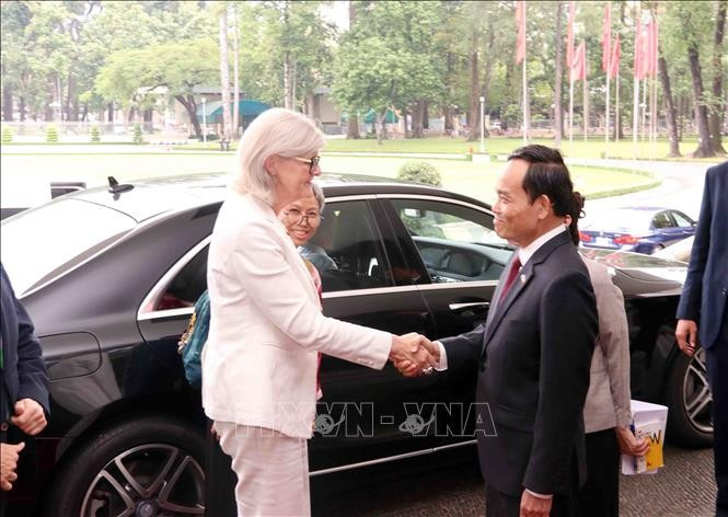 Secretary of the Ho Chi Minh City Party Committee Tran Luu Quang (R) welcomes Australian Governor-General Sam Mostyn on September 12. (Photo: VNA)