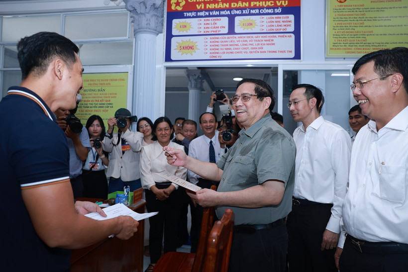 Prime Minister Pham Minh Chinh inspects the operation of the two-tier local administration in An Giang. province. (Photo: VNA)