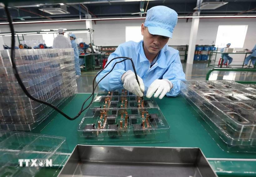 Producing electronic components for export at Tu Ha Industrial Park, Huong Tra township, Hue city. (Photo: VNA)