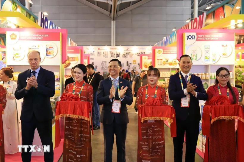 Delegates cut the ribbon to inaugurate the showcase of products from HCM City enterprises at the FHA-Food & Beverage 2025 trade expo in Singapore. (Photo: VNA)