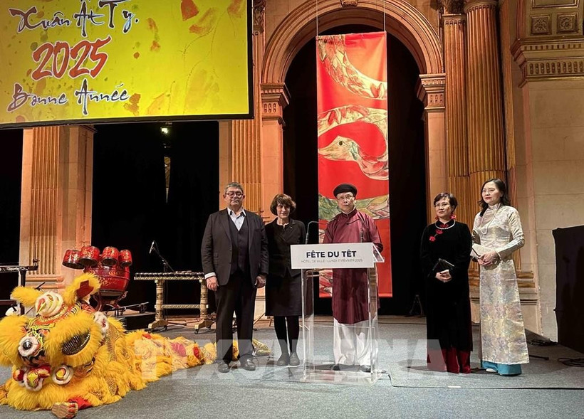 Vietnamese Ambassador to France Dinh Toan Thang (centre) speaks at the Lunar New Year (Tet) gathering (Photo: VNA)