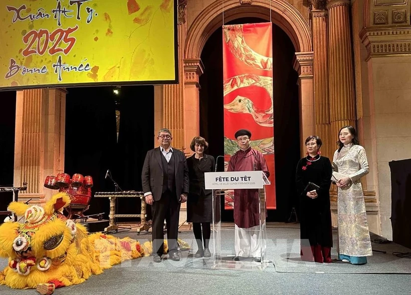 Vietnamese Ambassador to France Dinh Toan Thang (centre) speaks at the Lunar New Year (Tet) gathering (Photo: VNA)