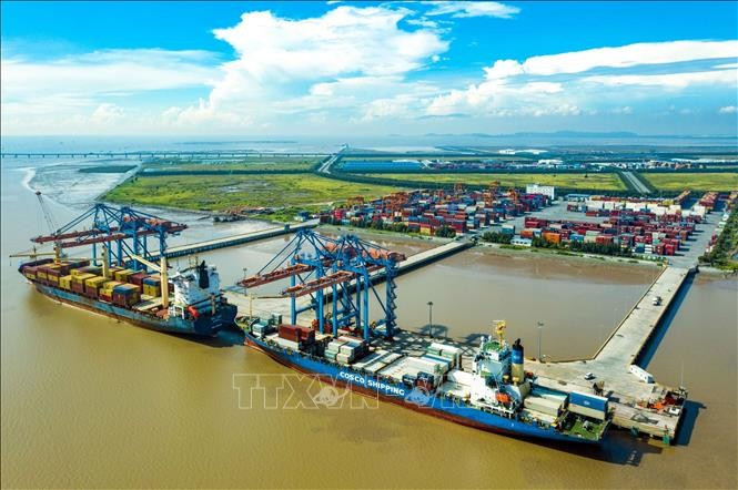 Unloading goods at Hai Phong Port - Illustrative image (Photo: VNA)