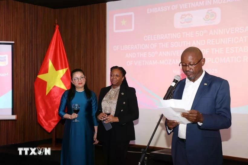 José António Alberto Matsinhe, Director of the Directorate of Asia and Oceania at Mozambique’s Ministry of Foreign Affairs and Cooperation, addresses the event. (Photo: VNA)