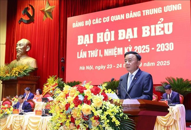 Politburo member, Permanent member of the Party Central Committee's Secretariat and Secretary of the Party Committee of Central Party Agencies Tran Cam Tu delivers closing remarks. (Photo: VNA)