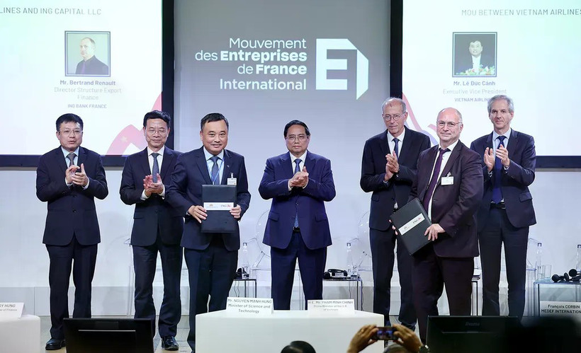 The signing ceremony is witnessed by Prime Minister Pham Minh Chinh. (Photo: VNA)