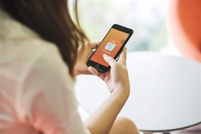 Not only Shopee, many other e-commerce platforms such as Tiki and Lazada also have similar fees but with different names. (Photo: VNA)