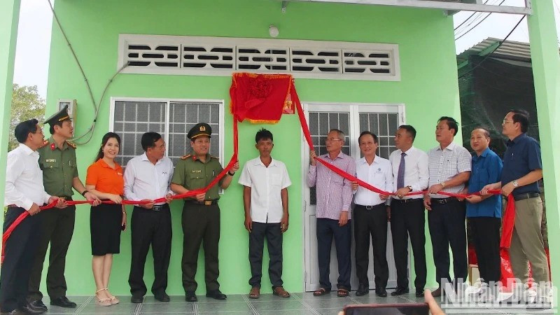 A house is handed over to a poor family in Bac Lieu (Photo: nhandan.vn)