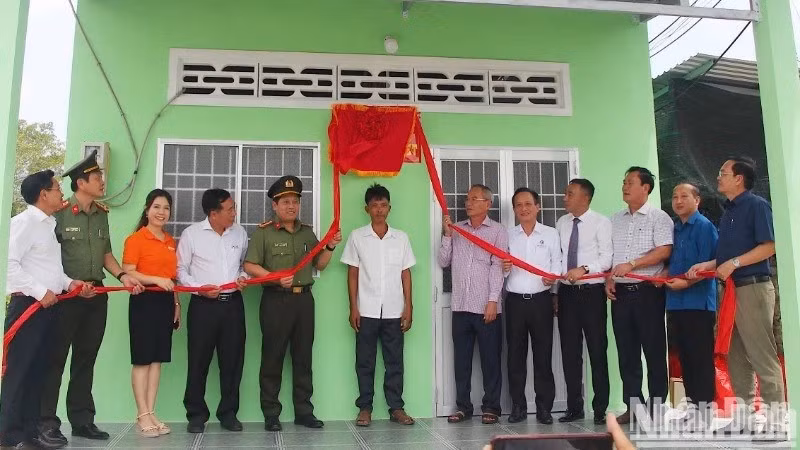 A house is handed over to a poor family in Bac Lieu (Photo: nhandan.vn)