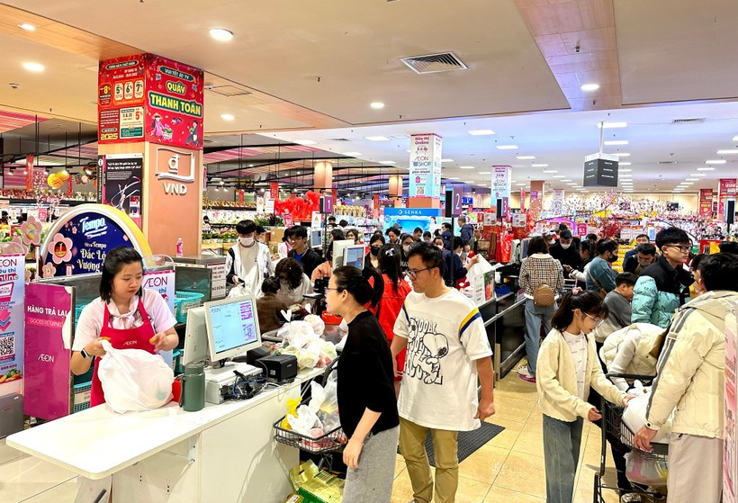 Consumers shop at a supermarket. (Photo: VNA)