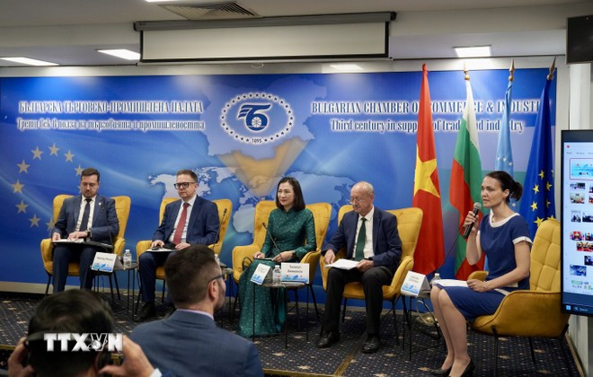 Vietnamese Ambassador to Bulgaria Nguyen Thi Minh Nguyet (centre) at the Vietnam-Bulgaria economic cooperation forum, held in Sofia on July 3. (Photo: VNA)