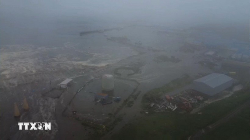 Tsunami wave causes flooding in Russian coastal town of Severo-Kurilsk after a powerful earthquake struck off the country’s far eastern Kamchatka Peninsula on July 30. (Photo: AA/VNA)