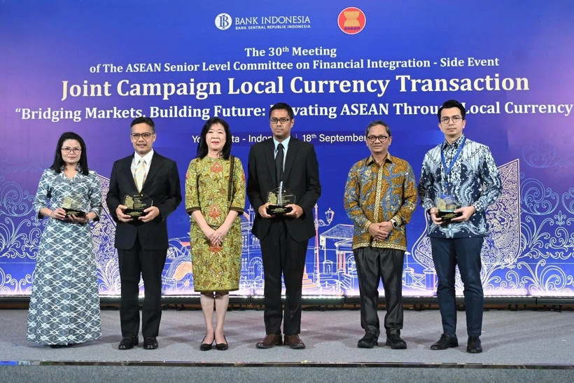 BI Deputy Governor Filianingsih Hendarta (third from left) at the Joint ASEAN LCT Campaign in Yogyakarta, September 18, 2025. (Photo: Antara)