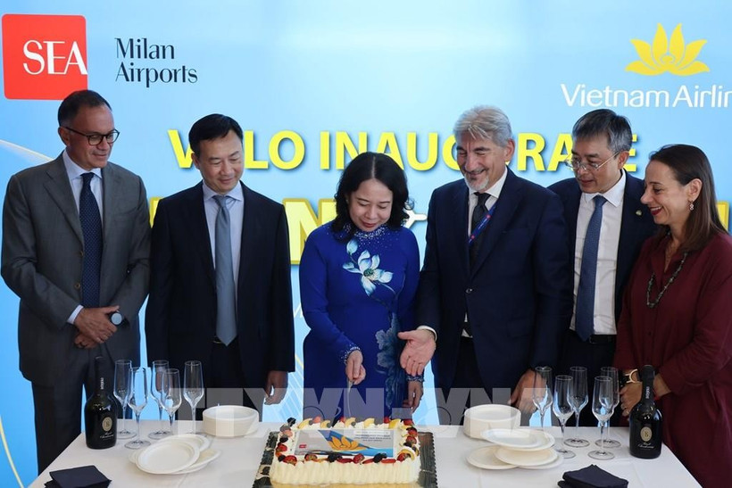 Vice State President Vo Thi Anh Xuan cuts the cake to inaugurate the first direct flight connecting Hanoi with Milan (Italy). (Photo: VNA)