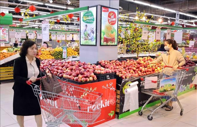 Consumers shop at the WinMart Vo Thi Sau supermarket in Hanoi's Hai Ba Trung district. (Photo: VNA)