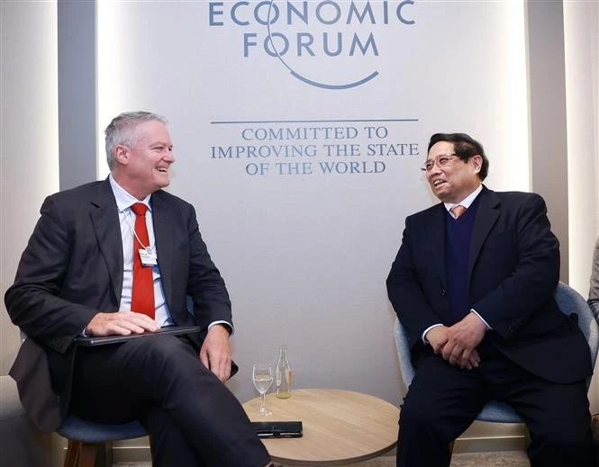 Prime Minister Pham Minh Chinh (L) meets with Secretary-General of the Organisation for Economic Cooperation and Development (OECD) Mathias Cormann in Davos, Switzerland on January 22 (local time) (Photo: VNA)