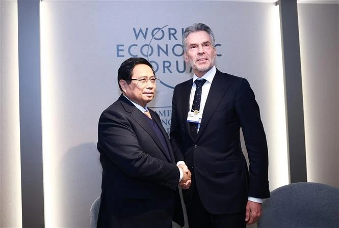 Prime Minister Pham Minh Chinh (L) meets with his Dutch counterpart Dick Schoof in Davos, Switzerland on January 22 (local time) (Photo: VNA)