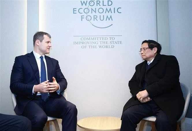 Prime Minister Pham Minh Chinh (right) meets with his Lithuanian counterpart Gintautas Paluckas in Davos on January 21. (Photo: VNA)