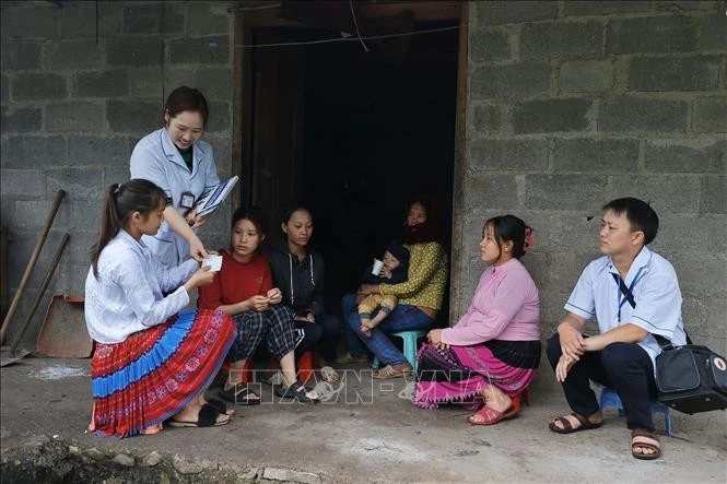 Medical workers help residents in Ha Giang better understand social welfare policies. (Photo: VNA)