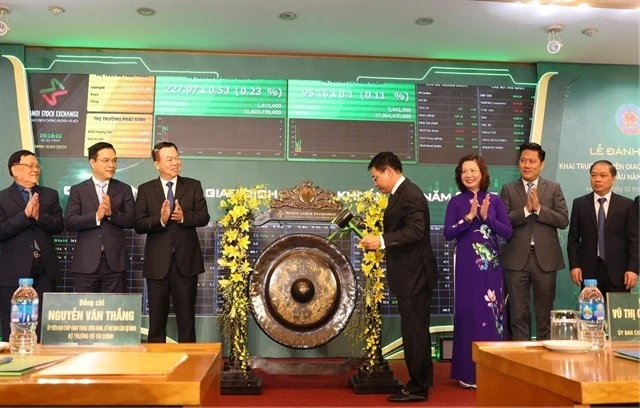 Minister of Finance Nguyen Van Thang strikes the gong to open the first stock trading session of 2025. (Photo: VNA)