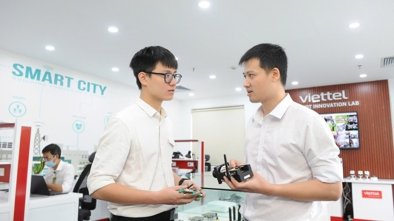 Viettel engineers discuss technology solution development. (Photo: nhandan.vn)