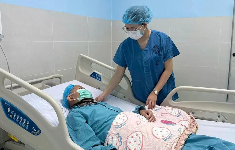 A doctor examines the patient after the autologous stem cell transplant (Photo: VNA)