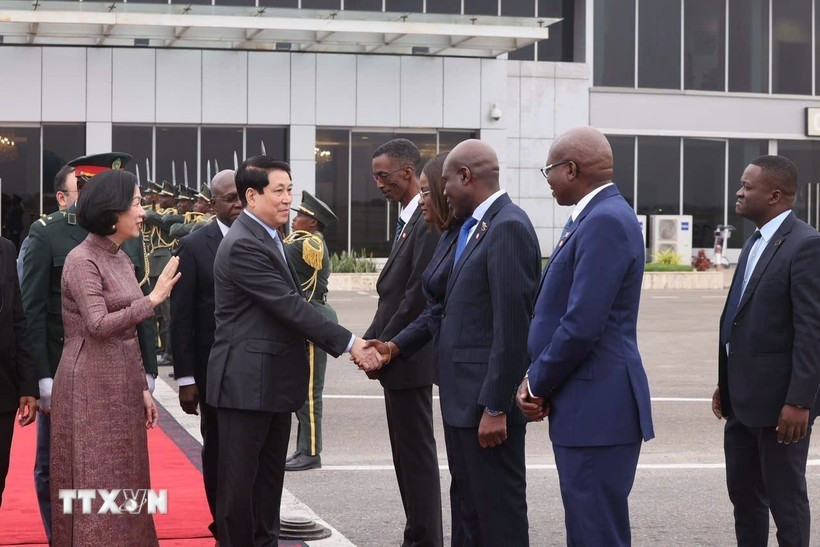 Angolan officials bid farewell to State President Luong Cuong (second from left) and his spouse at Quatro de Fevereiro International Airport in Luanda. (Photo: VNA)