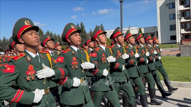 The Vietnam People's Army delegation is undergoing intensive training in preparation for the May 9 parade on the Red Square. (Photo: VNA)