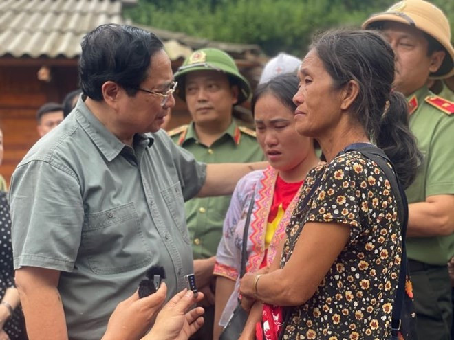 Prime Minister Pham Minh Chinh visits a community affected by recent natural disasters in the northern province of Dien Bien. (Photo: VNA)