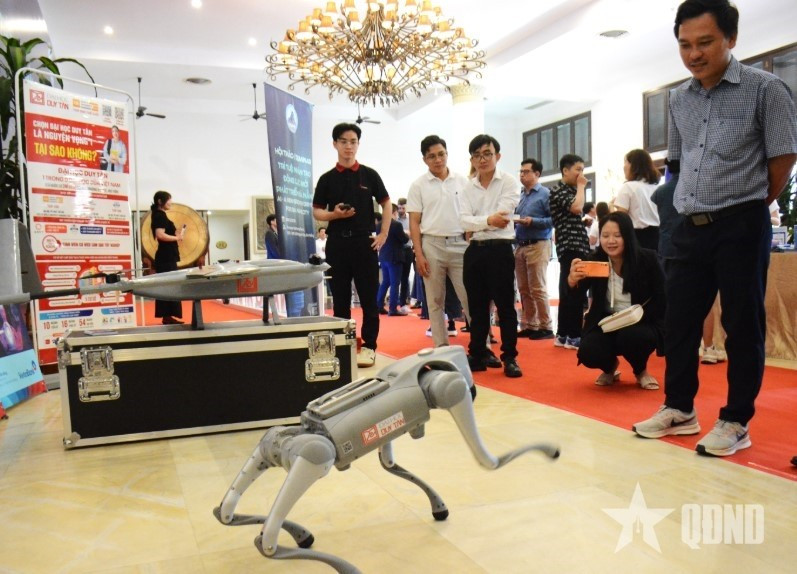 Delegates experience artificial intelligence products displayed at a workshop themed "Artificial Intelligence - New driving force for Da Nang's development". (Photo: qdnd.vn)