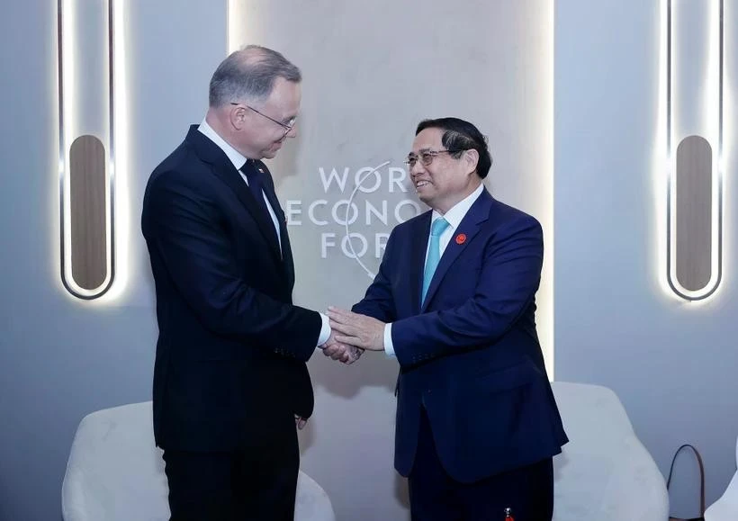 Prime Minister Pham Minh Chinh (R) meets with Polish President Andrzej Duda during the World Economic Forum (WEF)'s 15th annual meeting of the New Champions in Dalian, China, on June 25, 2024. (Photo: VNA)