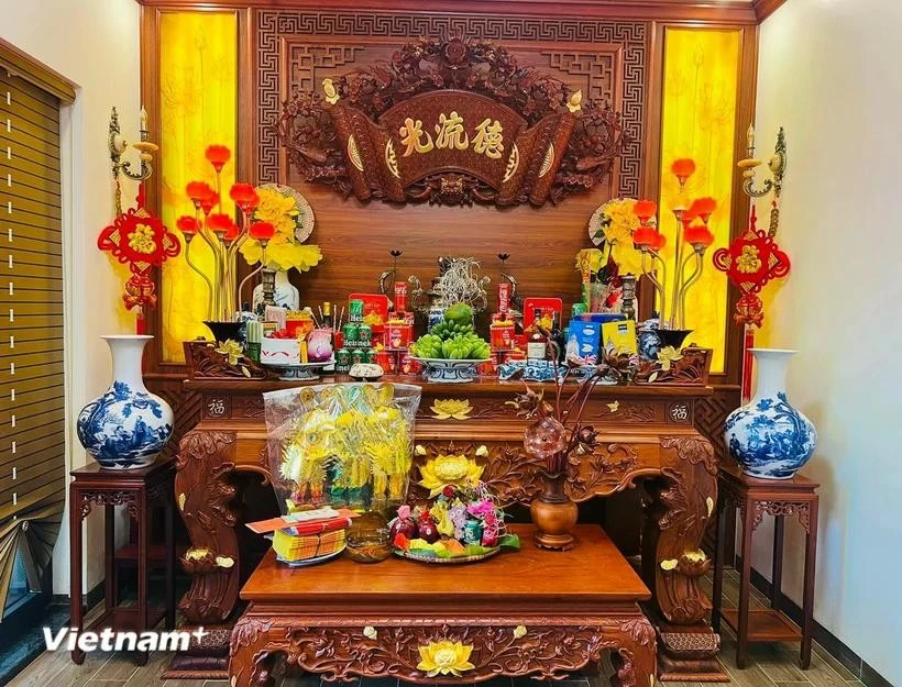 Worshipping Land Genie and Kitchen Gods is a long-standing custom of great significance as it symbolises the farewell to all bad things of the old year to help people relaxedly enter a new year of peace and happiness. (Photo: VNA)