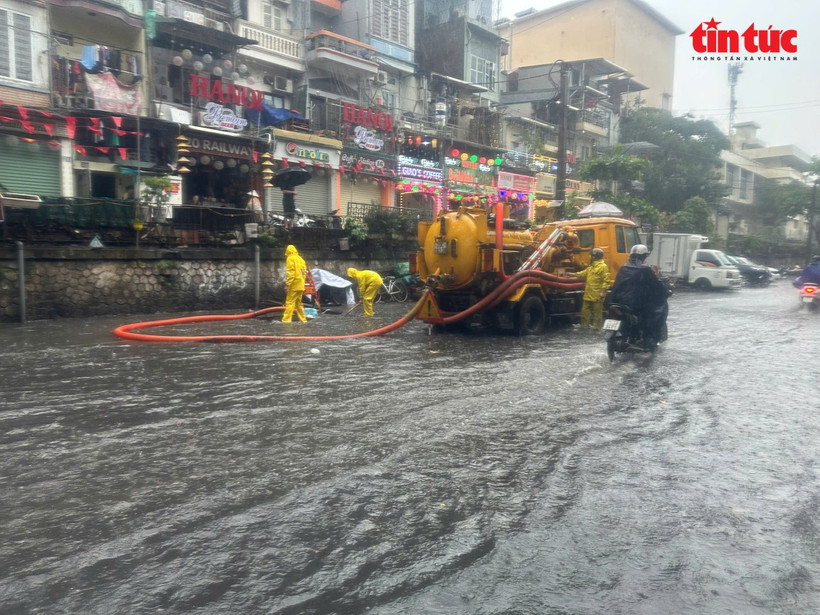 Workers of the Hanoi Sewerage and Drainage One Member Limited Liability Company are working in a street in Hanoi. (Photo: VNA)