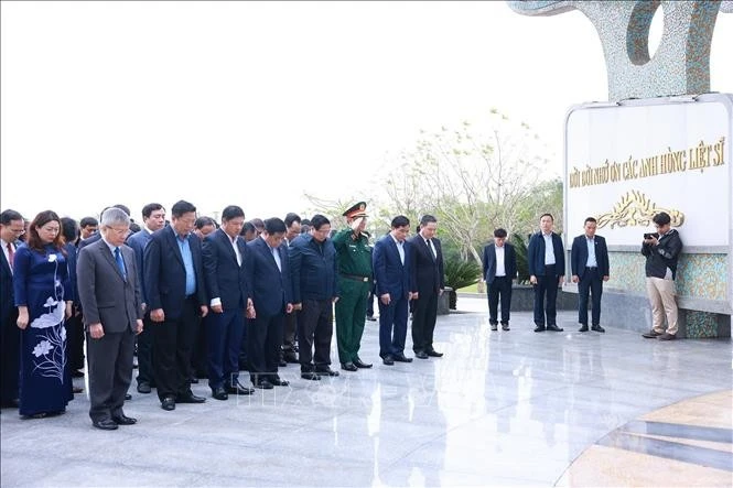 Prime Minister Pham Minh Chinh and his delegation offer incense and flowers at the Quang Nam provincial Martyrs' Cemetery (Photo: VNA)